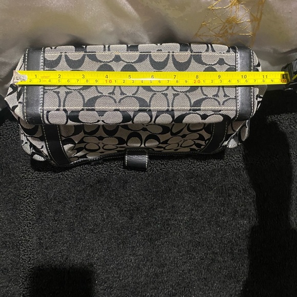 Small Coach purse - Picture 9 of 9